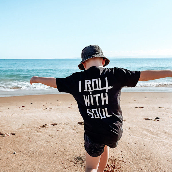 I ROLL WITH SOUL BLACK TEE - TEEN